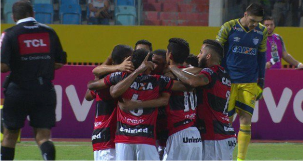 Atlético-GO domina Avaí, vence mais uma em casa e deixa zona de descenso