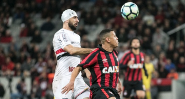 SP comete nova falha defensiva, perde e Atlético-PR mantém tabu na Arena