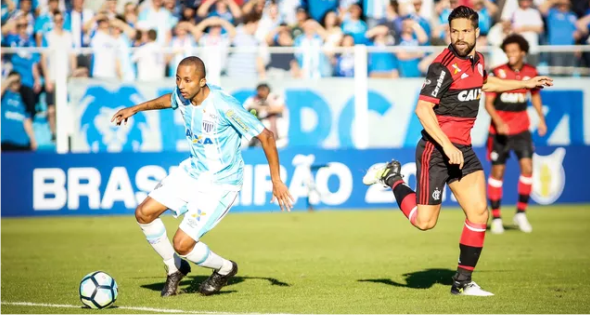 Árbitro volta atrás em pênalti, Flamengo empata com Avaí e mantém crise
