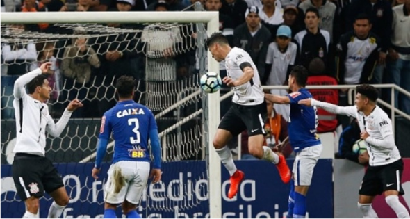 Líder, Corinthians bate Cruzeiro em jogo duro e alcança 20 jogos invicto