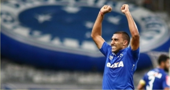 Com dois gols de Ábila, Cruzeiro supera Atlético-GO e volta a vencer