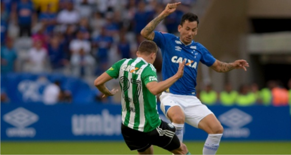 Thiago Neves e Sóbis marcam e garantem vitória do Cruzeiro sobre Coritiba