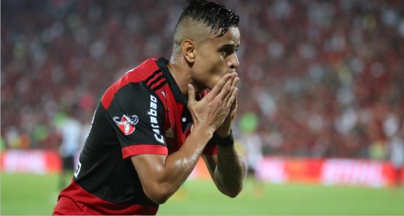 Com golaços, Flamengo faz 2 a 0 e abre vantagem sobre o Santos na Copa BR