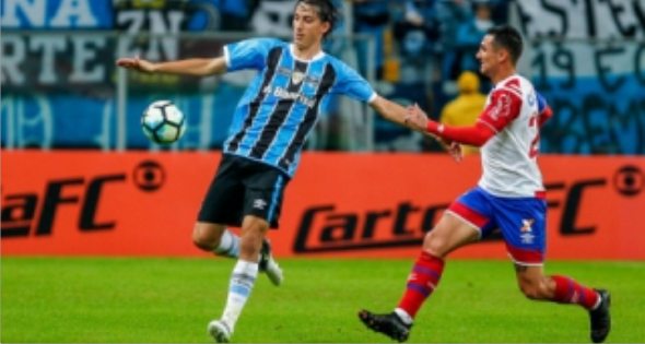 Grêmio vence Bahia com um gol de Cortez e cola no líder Corinthians