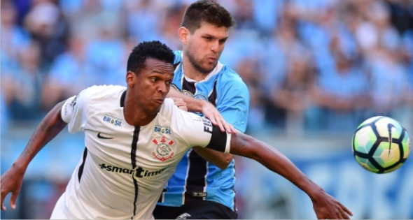 Cássio pega pênalti, Corinthians bate Grêmio no Sul e dispara na liderança
