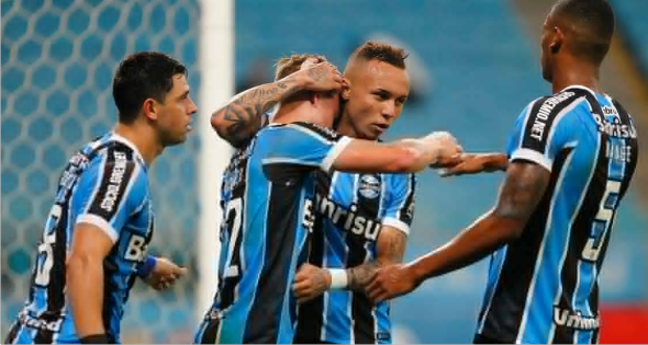 Grêmio bate o Coritiba e esquenta confronto direto com Corinthians