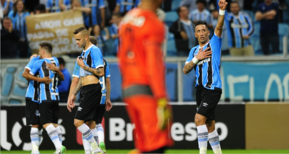 Grêmio se recupera, goleia Atlético-PR e fica perto da semi da Copa do BR