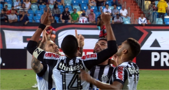 Com um a mais, Santos volta a tropeçar e só empata com lanterna Atlético-GO