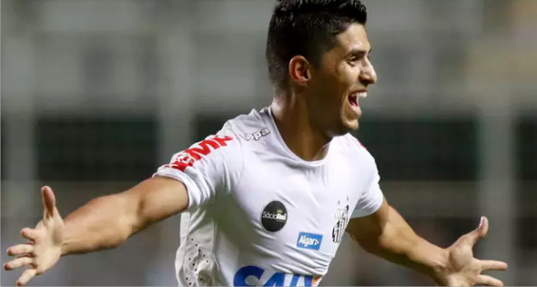 Em jogo de pênaltis perdidos, Santos bate Galo com gol de falta no fim