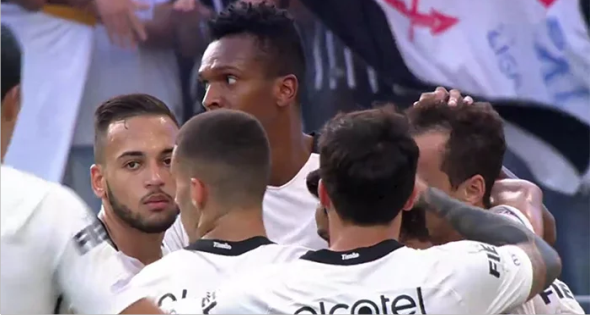 Jô traz alívio em jogo tenso, Corinthians vence Botafogo e abre 7 pontos