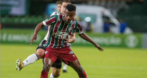 Flu faz 2 gols em 6min, bate Coritiba e volta a vencer após 4 jogos