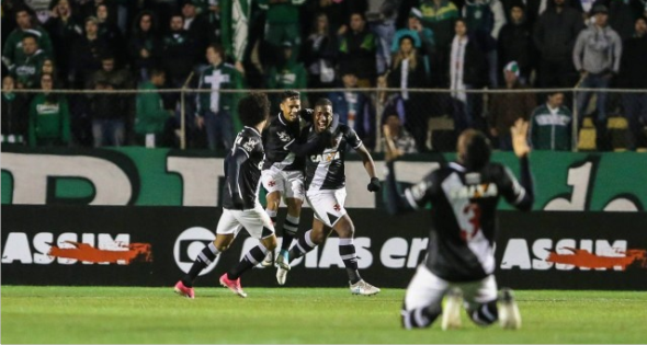 Coritiba vira com dois de Kleber, mas Vasco arranca empate nos acréscimos