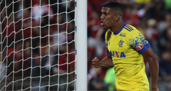 Pênalti em Vinicius Jr. salva Fla, que bate Coxa no fim e alivia pressão