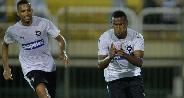 Botafogo vence Fluminense com gol de Roger e cola no G6