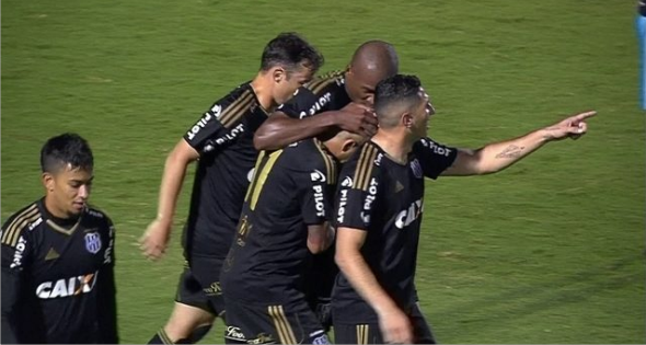 Corinthians para no Avaí, volta a empatar e vê vantagem para o Grêmio cair