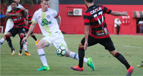 Chapecoense aproveita falhas do Vitória e vence fora de casa