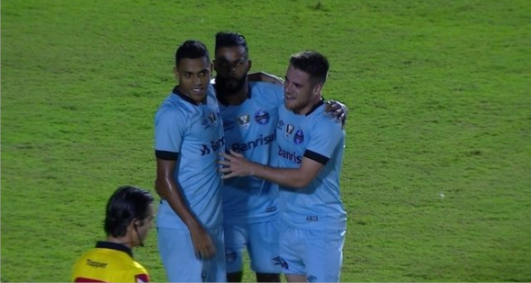 Fernandinho brilha, Grêmio vence Vitória e segue à caça do líder