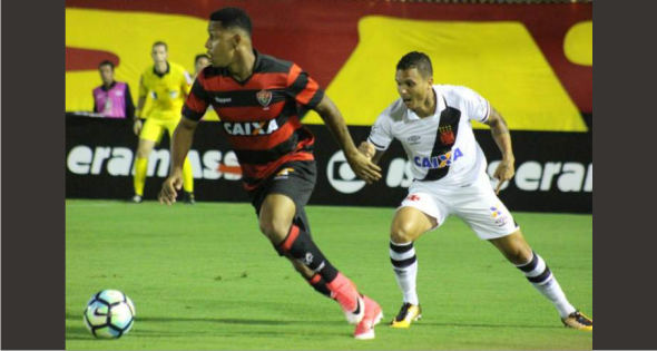 Zagueiro faz contra, a favor e Vasco vence primeira fora goleando Vitória