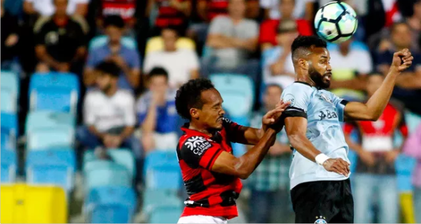 Grêmio sofre, mas vence Atlético-GO e mantém distância do Corinthians