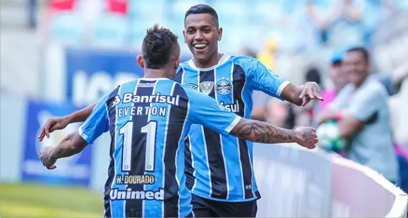 Grêmio passa fácil pelo Atlético-MG e mantém perseguição ao Corinthians