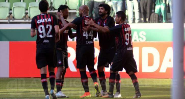 Atlético-PR embala, bate Palmeiras reserva e estraga festa por Moisés