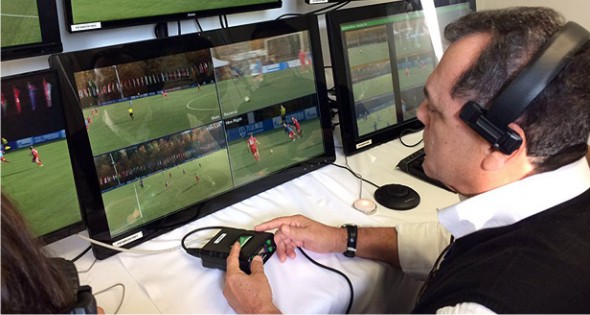 Como os bandeirinhas: CBF quer árbitro de vídeo especialista na função