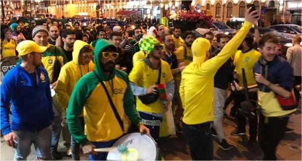 Recepção calorosa de brasileiros em São Petersburgo empolga Seleção após início frio na Copa