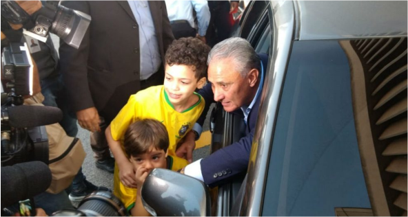 Após eliminação, seleção desembarca no Rio, e Tite agradece torcida
