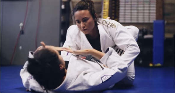 Demi Lovato ganha aliado antigo em luta contra vício: jiu-jitsu brasileiro